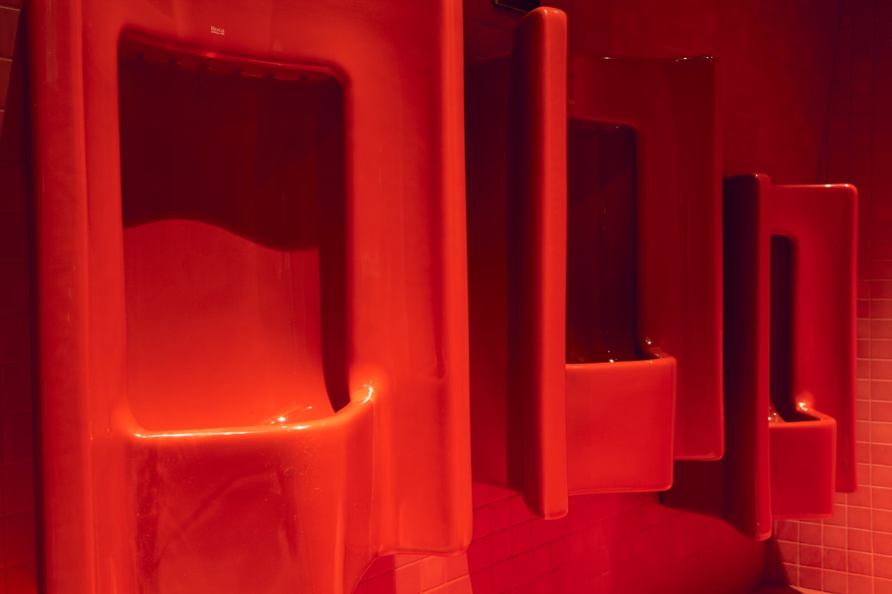 Der Turm wurde seit dem Bau bereits mehrmals neu gestrichen. Die Originalfarbe während der Schaffung war ein helles rot (venezianisches Rot). In 2014, während des Umbaus der ersten Etage, wurde „Venedig Rot“ als das zentrale Thema des Projekts verwendet. Laut des Architekten Alain Moatti waren Design, Technik, Qualität sowie die hohe Beständigkeit der Produkte wichtige Faktoren für die Wahl von Roca. Die Produkte eignen sich ideal für den Einbau in öffentliche Räume mit hohem Besucherstrom.9